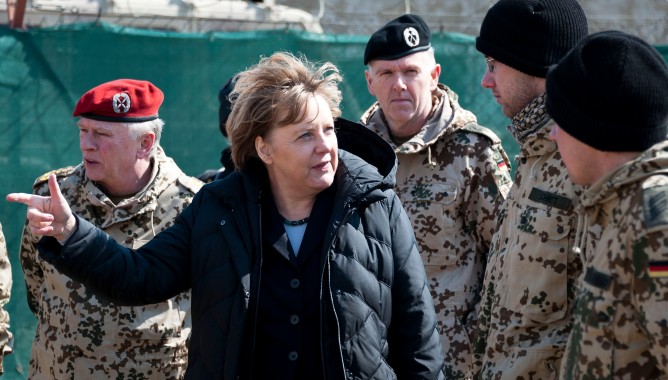 Merkel visitó tropas en Afganistán